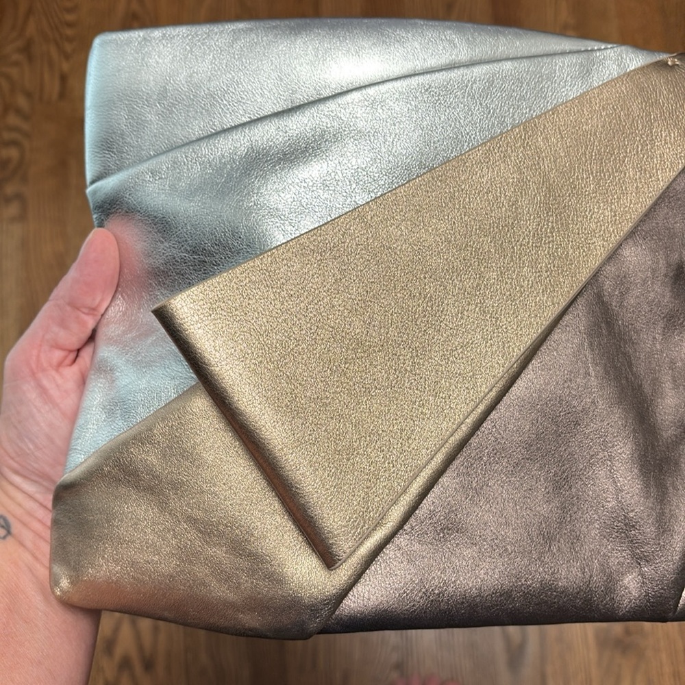 Large Metallic Bow Clutch - Picture 5 of 6